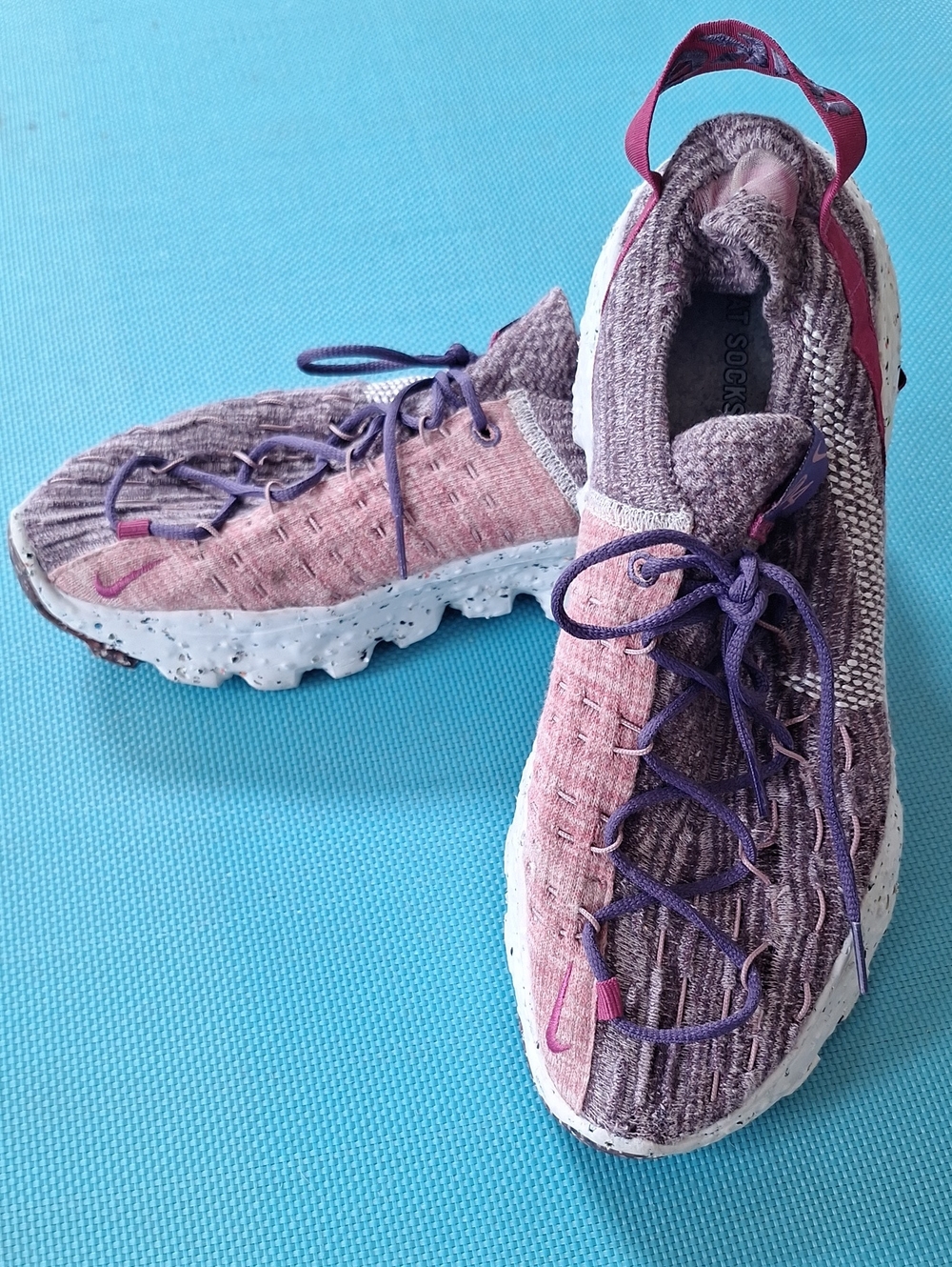 Nike Women’s Space Hippie 04 Cactus Flower Sneakers. Size:10.5